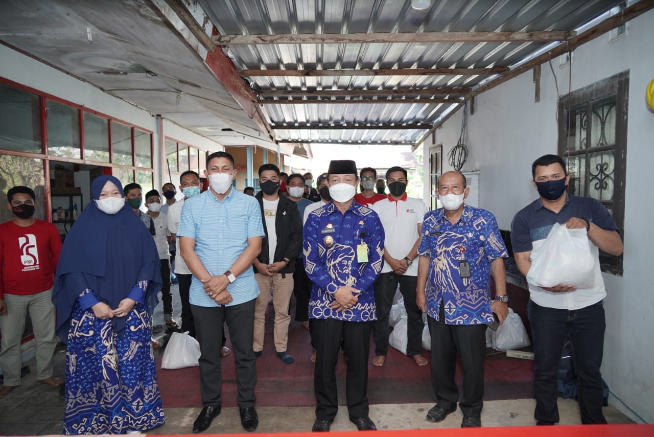 Ketua PMI Gowa Turun Langsung Bagikan Paket Lebaran untuk Pengurus Markas dan KSR 